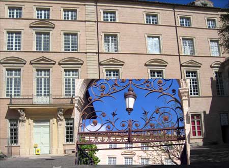 Ancien &eacute;v&ecirc;ch&eacute; d'Uz&egrave;s. Bureau et permanence de notre association