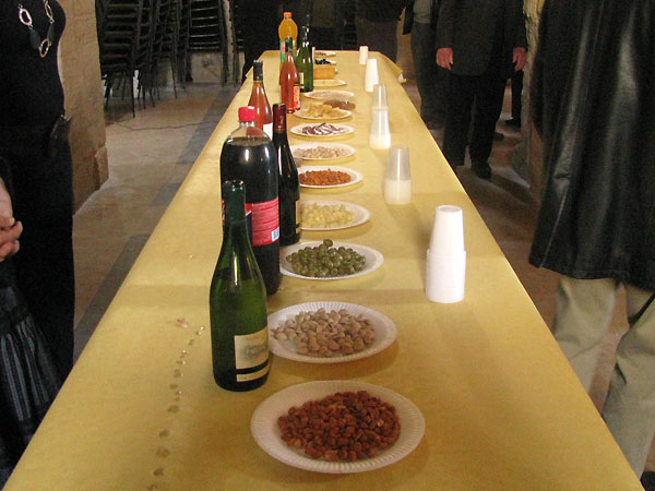 L'ap&eacute;ritif offert par la municipalit&eacute; de St-Hilaire-d'Hozilhan