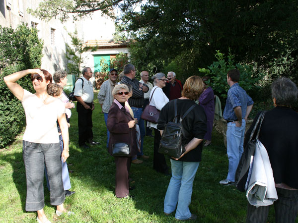 Le groupe de visiteurs dans le parc
