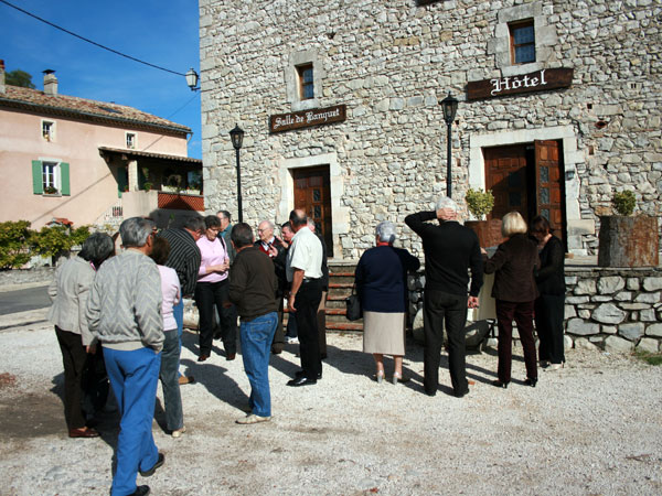 Devant l'auberge la Farigoulette
